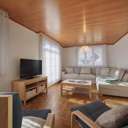 Cozy Traditional Chalet, Stunning Mountain Views *