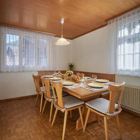 Cozy Traditional Chalet, Stunning Mountain Views *