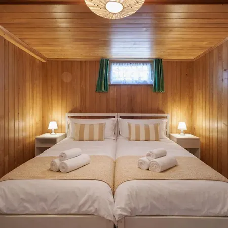 Шале Cozy Traditional Chalet, Stunning Mountain Views *