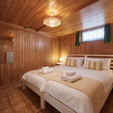 Cozy Traditional Chalet, Stunning Mountain Views Шале *