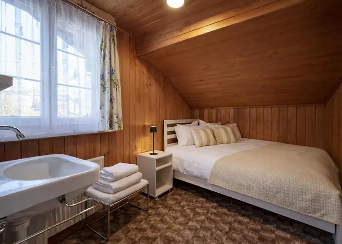 Cozy Traditional Chalet, Stunning Mountain Views 格林德瓦