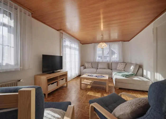 Cozy Traditional Chalet, Stunning Mountain Views *