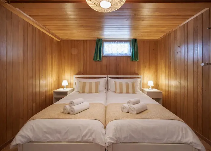 木屋 Cozy Traditional Chalet, Stunning Mountain Views *