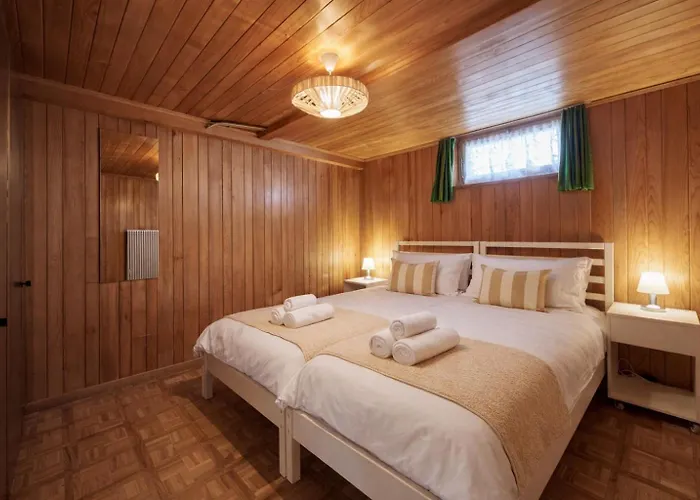 Cozy Traditional Chalet, Stunning Mountain Views シャレー *