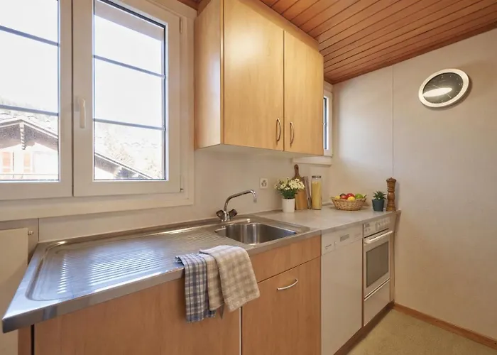 Cozy Traditional Chalet, Stunning Mountain Views 木屋 *