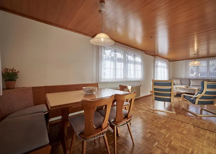 Cozy Traditional Chalet, Stunning Mountain Views 木屋 格林德瓦