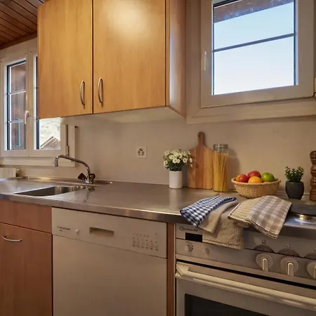 Cozy Traditional Chalet, Stunning Mountain Views 샬레