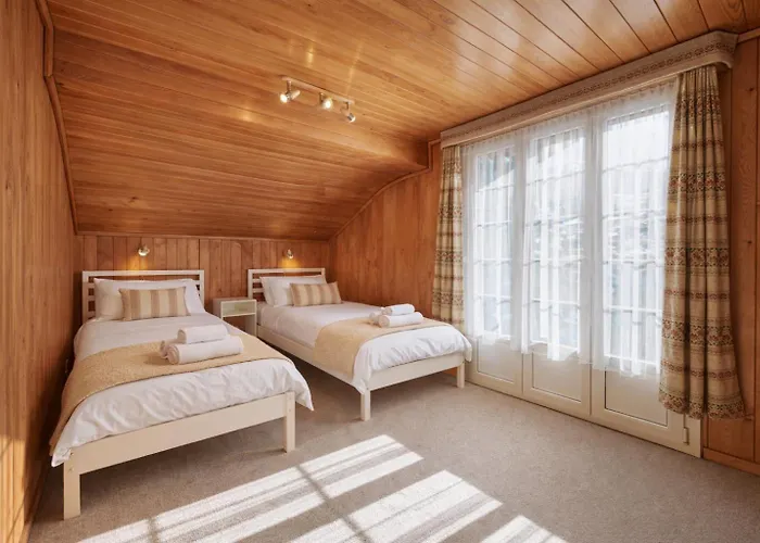 Cozy Traditional Chalet, Stunning Mountain Views *